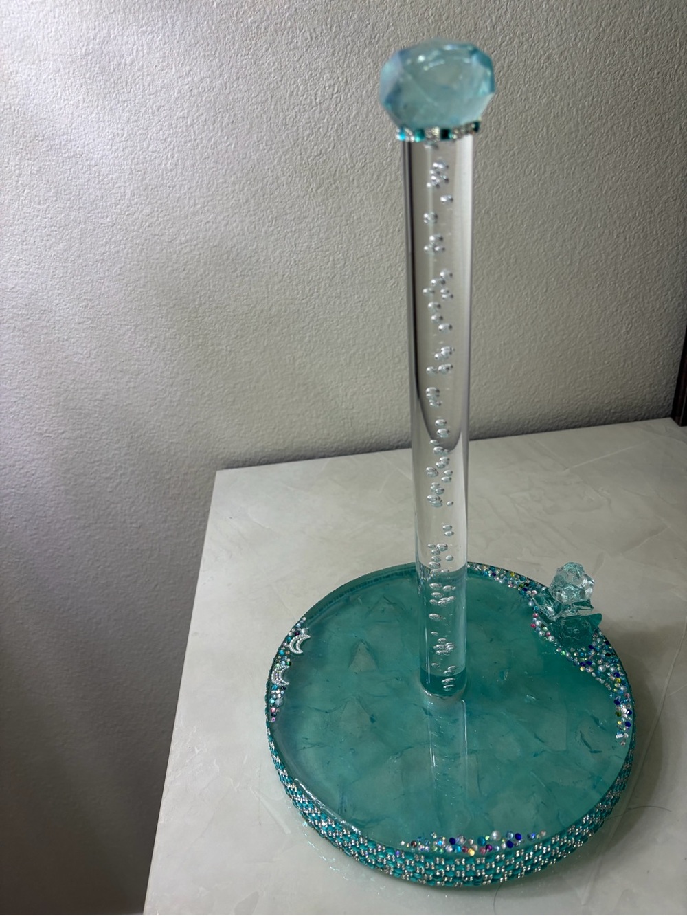 Resin paper towel holder countertop